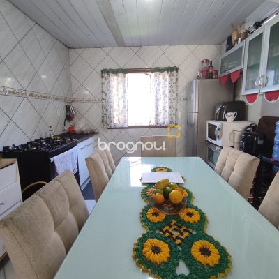 Casa com 130m², 4 quartos (sendo 2 suítes), 2 garagens, no bairro Sambaqui em Florianópolis