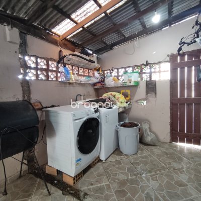 Casa com 130m², 4 quartos (sendo 2 suítes), 2 garagens, no bairro Sambaqui em Florianópolis