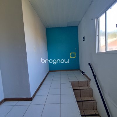 Casa com 130m², 4 quartos (sendo 2 suítes), 2 garagens, no bairro Sambaqui em Florianópolis