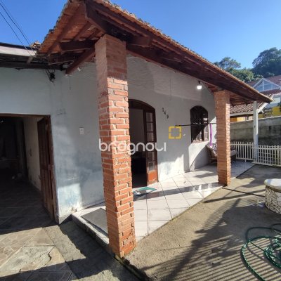 Casa com 130m², 4 quartos (sendo 2 suítes), 2 garagens, no bairro Sambaqui em Florianópolis