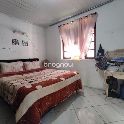 Casa com 130m², 4 quartos (sendo 2 suítes), 2 garagens, no bairro Sambaqui em Florianópolis