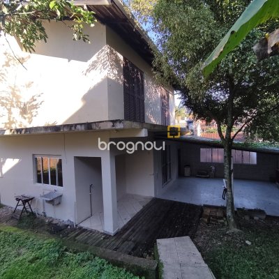 Casa com 130m², 4 quartos (sendo 2 suítes), 2 garagens, no bairro Sambaqui em Florianópolis