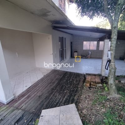 Casa com 130m², 4 quartos (sendo 2 suítes), 2 garagens, no bairro Sambaqui em Florianópolis