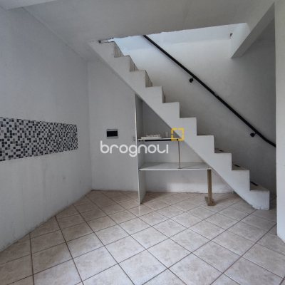 Casa com 130m², 4 quartos (sendo 2 suítes), 2 garagens, no bairro Sambaqui em Florianópolis