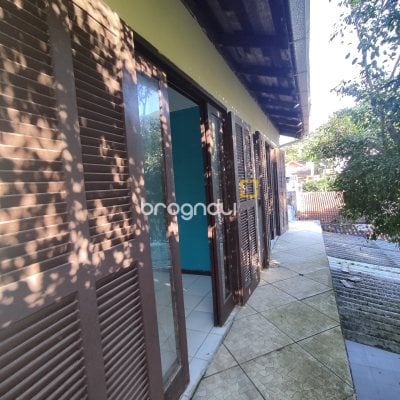 Casa com 130m², 4 quartos (sendo 2 suítes), 2 garagens, no bairro Sambaqui em Florianópolis