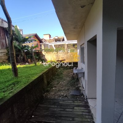 Casa com 130m², 4 quartos (sendo 2 suítes), 2 garagens, no bairro Sambaqui em Florianópolis