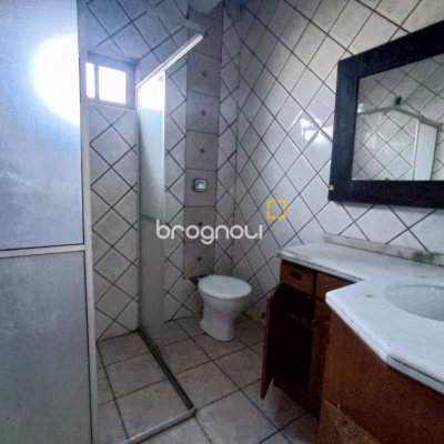 Casa com 130m², 4 quartos (sendo 2 suítes), 2 garagens, no bairro Sambaqui em Florianópolis