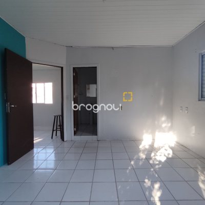 Casa com 130m², 4 quartos (sendo 2 suítes), 2 garagens, no bairro Sambaqui em Florianópolis