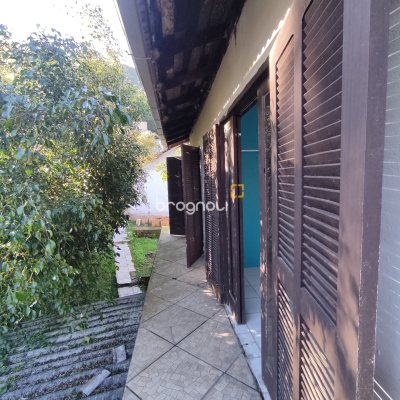 Casa com 130m², 4 quartos (sendo 2 suítes), 2 garagens, no bairro Sambaqui em Florianópolis