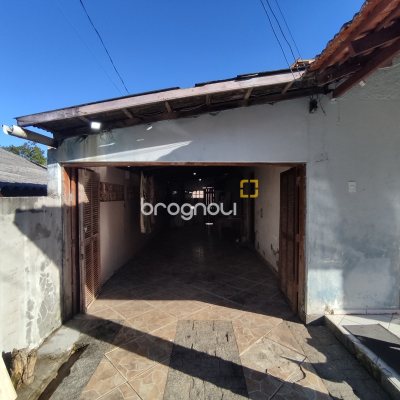 Casa com 130m², 4 quartos (sendo 2 suítes), 2 garagens, no bairro Sambaqui em Florianópolis