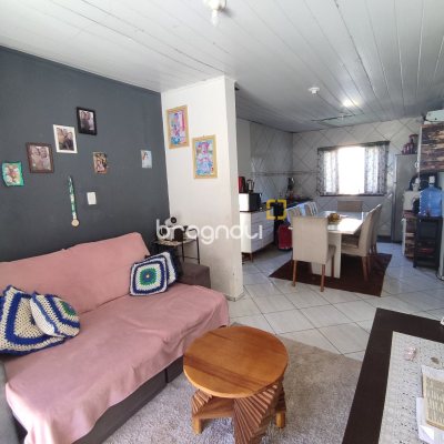 Casa com 130m², 4 quartos (sendo 2 suítes), 2 garagens, no bairro Sambaqui em Florianópolis