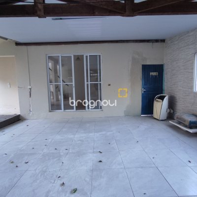 Casa com 130m², 4 quartos (sendo 2 suítes), 2 garagens, no bairro Sambaqui em Florianópolis