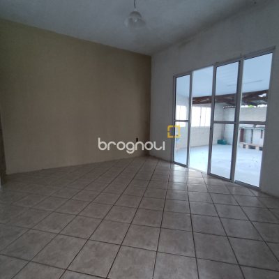 Casa com 130m², 4 quartos (sendo 2 suítes), 2 garagens, no bairro Sambaqui em Florianópolis