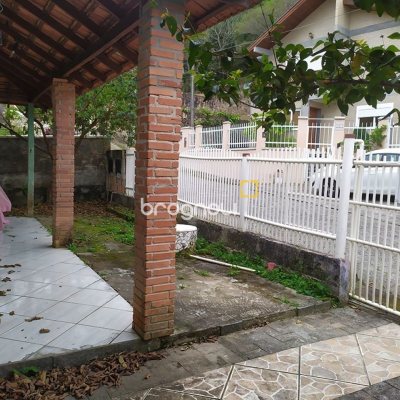 Casa com 130m², 4 quartos (sendo 2 suítes), 2 garagens, no bairro Sambaqui em Florianópolis