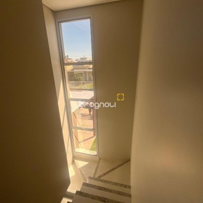 Casa com 150m², 3 quartos (sendo 1 suíte), 2 garagens, no bairro Carianos em Florianópolis