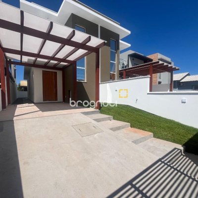 Casa com 150m², 3 quartos (sendo 1 suíte), 2 garagens, no bairro Carianos em Florianópolis