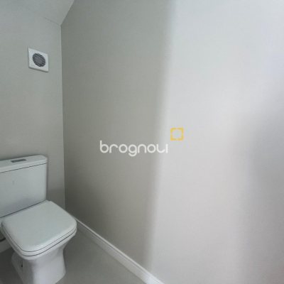 Casa com 150m², 3 quartos (sendo 1 suíte), 2 garagens, no bairro Carianos em Florianópolis