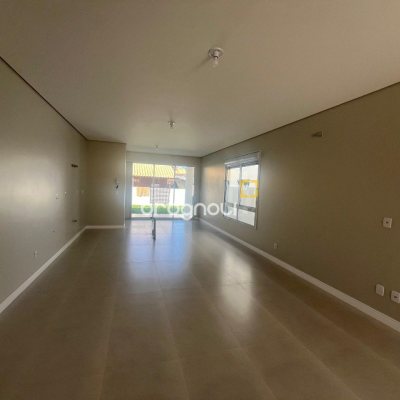 Casa com 150m², 3 quartos (sendo 1 suíte), 2 garagens, no bairro Carianos em Florianópolis