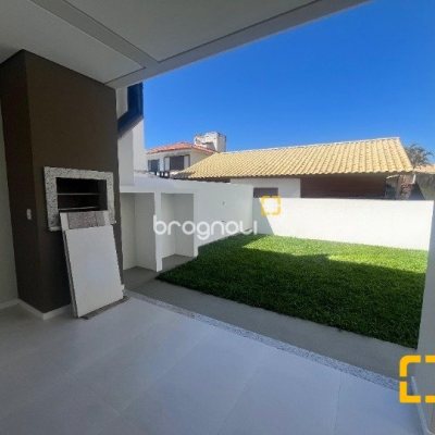 Casa com 150m², 3 quartos (sendo 1 suíte), 2 garagens, no bairro Carianos em Florianópolis
