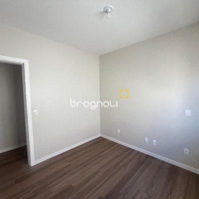 Casa com 150m², 3 quartos (sendo 1 suíte), 2 garagens, no bairro Carianos em Florianópolis