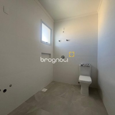 Casa com 150m², 3 quartos (sendo 1 suíte), 2 garagens, no bairro Carianos em Florianópolis