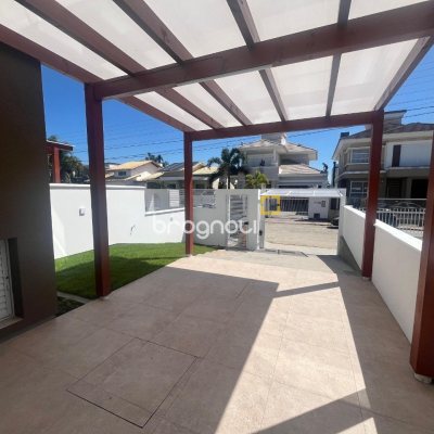 Casa com 150m², 3 quartos (sendo 1 suíte), 2 garagens, no bairro Carianos em Florianópolis