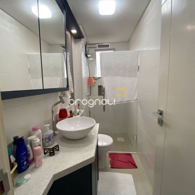Apartamento com 75m², 2 quartos (sendo 1 suíte), 1 garagem, no bairro Centro em Palhoça