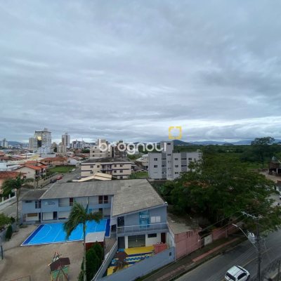 Apartamento com 75m², 2 quartos (sendo 1 suíte), 1 garagem, no bairro Centro em Palhoça