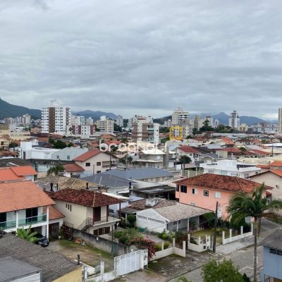 Apartamento com 75m², 2 quartos (sendo 1 suíte), 1 garagem, no bairro Centro em Palhoça