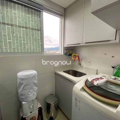 Apartamento com 75m², 2 quartos (sendo 1 suíte), 1 garagem, no bairro Centro em Palhoça