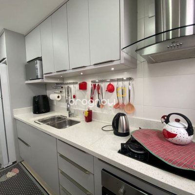 Apartamento com 75m², 2 quartos (sendo 1 suíte), 1 garagem, no bairro Centro em Palhoça