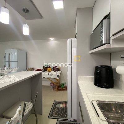 Apartamento com 75m², 2 quartos (sendo 1 suíte), 1 garagem, no bairro Centro em Palhoça