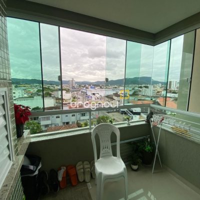 Apartamento com 75m², 2 quartos (sendo 1 suíte), 1 garagem, no bairro Centro em Palhoça