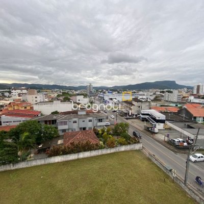 Apartamento com 75m², 2 quartos (sendo 1 suíte), 1 garagem, no bairro Centro em Palhoça