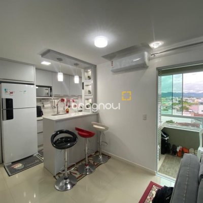 Apartamento com 75m², 2 quartos (sendo 1 suíte), 1 garagem, no bairro Centro em Palhoça