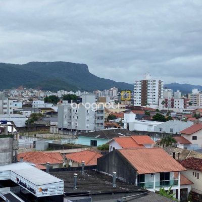 Apartamento com 75m², 2 quartos (sendo 1 suíte), 1 garagem, no bairro Centro em Palhoça