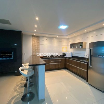 Apartamento com 75m², 2 quartos (sendo 1 suíte), 1 garagem, no bairro Centro em Palhoça