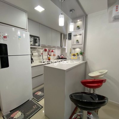 Apartamento com 75m², 2 quartos (sendo 1 suíte), 1 garagem, no bairro Centro em Palhoça