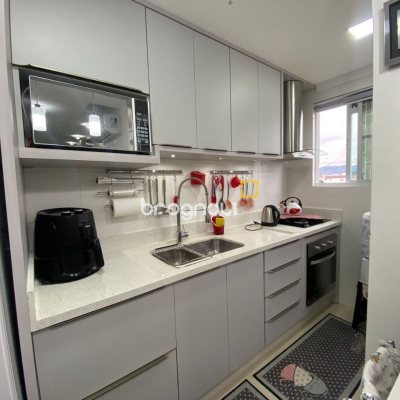 Apartamento com 75m², 2 quartos (sendo 1 suíte), 1 garagem, no bairro Centro em Palhoça