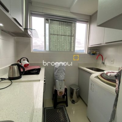 Apartamento com 75m², 2 quartos (sendo 1 suíte), 1 garagem, no bairro Centro em Palhoça