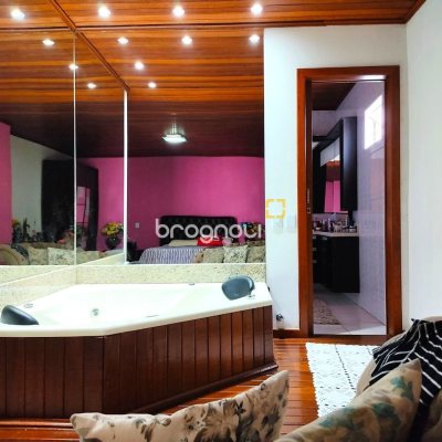 Casa com 389m², 6 quartos (sendo 2 suítes), 4 garagens, no bairro Nossa Senhora do Rosário em São José