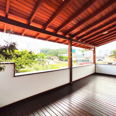 Casa com 389m², 6 quartos (sendo 2 suítes), 4 garagens, no bairro Nossa Senhora do Rosário em São José