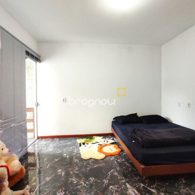 Casa com 389m², 6 quartos (sendo 2 suítes), 4 garagens, no bairro Nossa Senhora do Rosário em São José