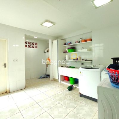 Casa com 389m², 6 quartos (sendo 2 suítes), 4 garagens, no bairro Nossa Senhora do Rosário em São José