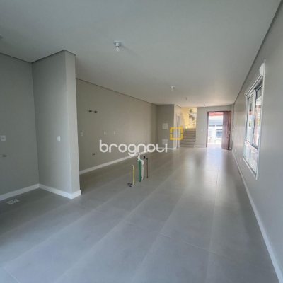Casa com 150m², 3 quartos (sendo 1 suíte), 2 garagens, no bairro Carianos em Florianópolis