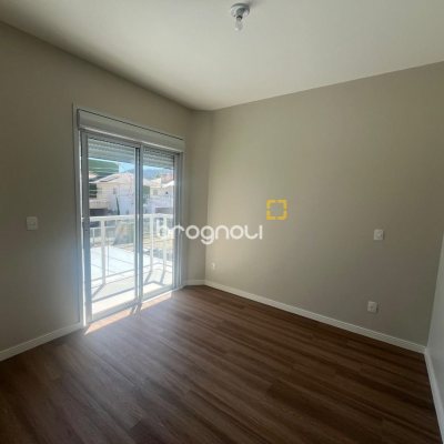 Casa com 150m², 3 quartos (sendo 1 suíte), 2 garagens, no bairro Carianos em Florianópolis