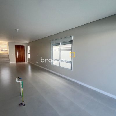 Casa com 150m², 3 quartos (sendo 1 suíte), 2 garagens, no bairro Carianos em Florianópolis
