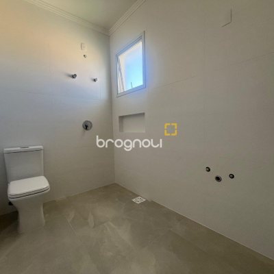 Casa com 150m², 3 quartos (sendo 1 suíte), 2 garagens, no bairro Carianos em Florianópolis