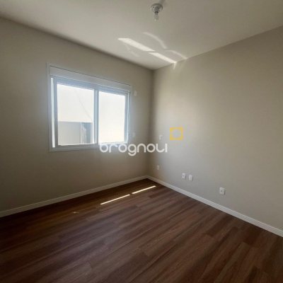 Casa com 150m², 3 quartos (sendo 1 suíte), 2 garagens, no bairro Carianos em Florianópolis