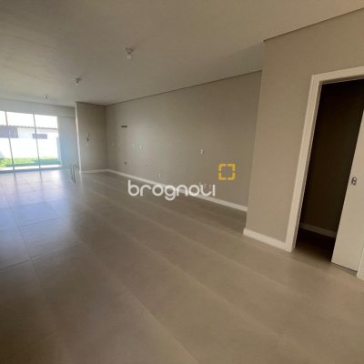 Casa com 150m², 3 quartos (sendo 1 suíte), 2 garagens, no bairro Carianos em Florianópolis